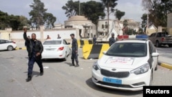 Des éléments des forces de sécurité libyennes pro-GNA assurent la sécurité autour du bureau du Premier ministre a Tripoli, Libye, 15 mars 2017. 