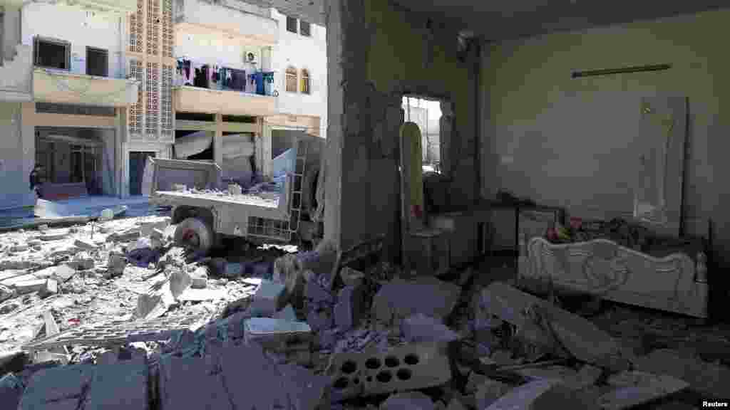 Les dégâts sont nombreux après l'attaque présumée chimique dans la ville de Khan Sheikhoun dans Idlib, le 5 avril 2017.