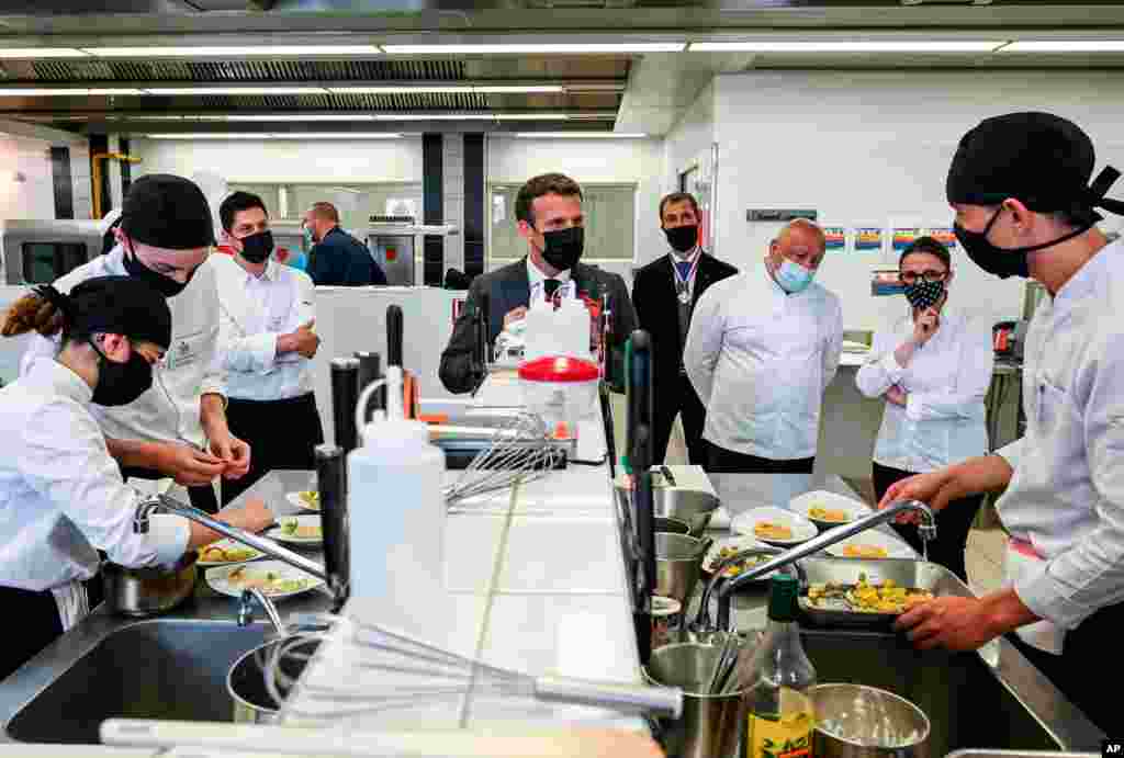 دیدار امانوئل مکرون رئیس جمهوری فرانسه از یک مدرسه آشپزی و گفتوگو با شاگردان آن مدرسه در جنوب شرقی فرانسه