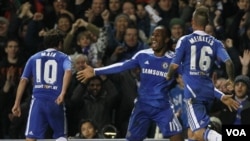 Bintang Chelsea Didier Drogba (tengah) merayakan gol atas klub Valenciadi stadion Stamford Bridge, London (foto: dok).