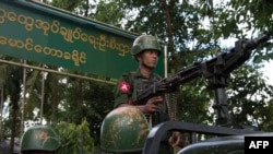 Tentara Myanmar berjaga di Maungdaw di negara bagian Rakhine, Myanmar, 27 September 2017. (Foto: AFP)