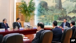 中国国家主席习近平在北京人大会堂会见到访的韩国国家安保室长郑义溶（左二）和韩国驻华大使。（2018年3月12日）