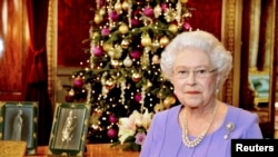Ratu Elizabeth berpose di ruang makan Istana Buckingham, London seusai rekaman pidato Natal tahunan, 10 December 2014 (Foto: dok). 