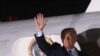  El presidente de Estados Unidos, Donald Trump, saluda mientras aborda el Air Force One después de un discurso de campaña en el Aeropuerto Regional Arnold Palmer en Latrobe, Pennsylvania, el 2 de septiembre de 2020. 