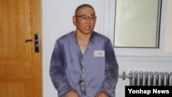 재일본 조선인총연합회 기관지 '조선신보'는 북한에 억류 중인 한국계 미국인 케네스 배 씨와 인터뷰 기사에서, 배 씨의 최근 모습을 공개했다. (자료사진)