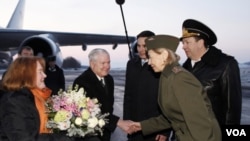 Menteri Pertahanan Amerika Robert Gates bersama isterinya, Becky disambut setibanya di St. Petersburg (21/3).