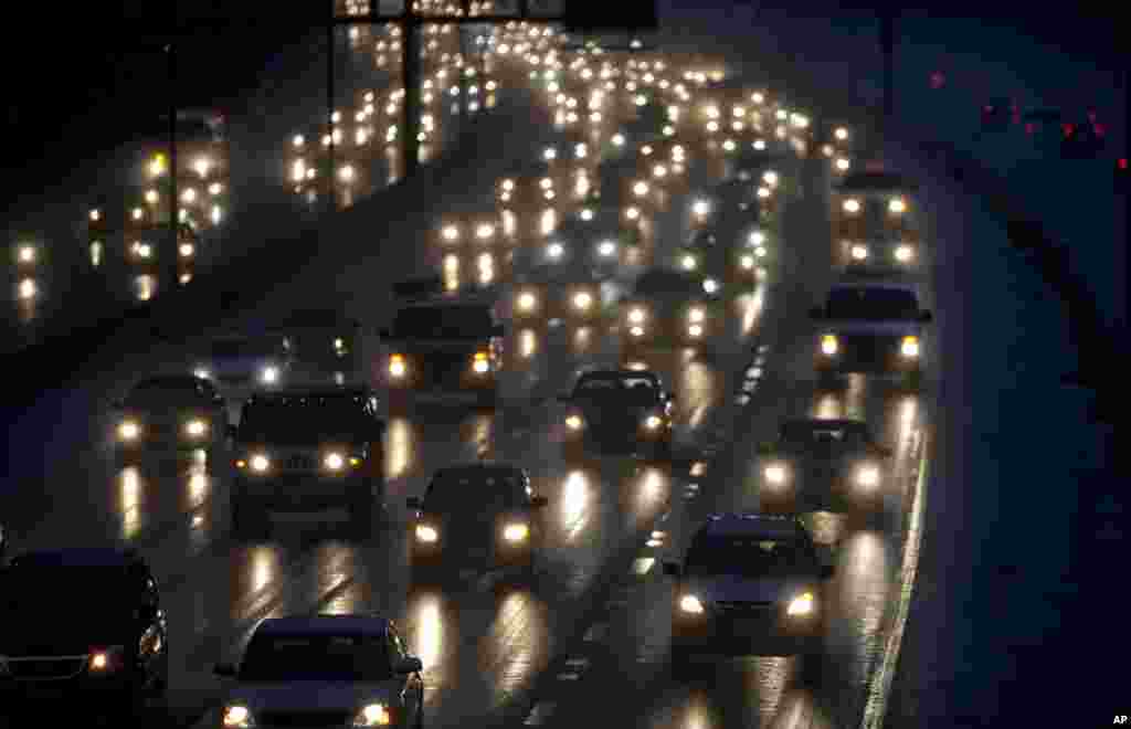 Kemacetan di sebuah jalan tol Washington, DC, menjelang Thanksgiving (26/11). (AP/Charles Dharapak)