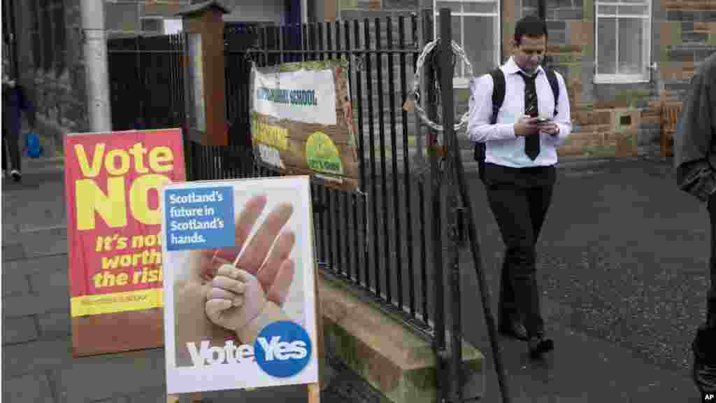 Seorang pelajar keluar dari tempat pemungutan suara, tempat warga berusia 16 tahun ke atas dapat memberikan suaranya dalam referendum kemerdekaan Skotlandia di Edinburgh, Skotlandia (18/9). (AP/Matt Dunham)