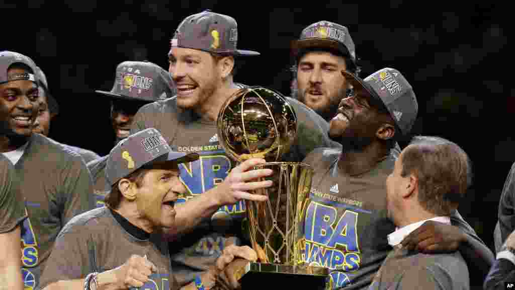 Dan wasan gaba na Golden State Draymond Green rike da kofin zakarun kwallon kwando na bana tare da Peter Guber,mai kungiyar ta Golden state.