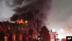 Philadelphia’da tıbbi malzeme taşıdığı açıklanan uçak yerleşim yerine düştü. Olay yerinde birçok evde yangın çıktığı bildirildi
