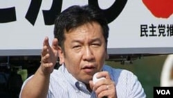 Reaktor nomor tiga yang hancur (kiri) di lokasi PLTN nomor satu Fukushima, Rabu (16/3).