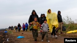 Migrantes caminan a lo largo de un camino de tierra cerca de Roszke, Hungría, en su marcha hacia Europa Occidental.