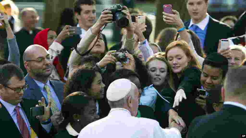 Fafaroma Francis Yana Mika Ma Jama'a Gaisuwa A Lokacin Da Yake Kan Hanyar sa Daga Fadar White House Zuwa Ofishin Difilomasiyya Na 'Yan Darikar Katilika A Birni Washington Dc, Satumba 23, 2015. 