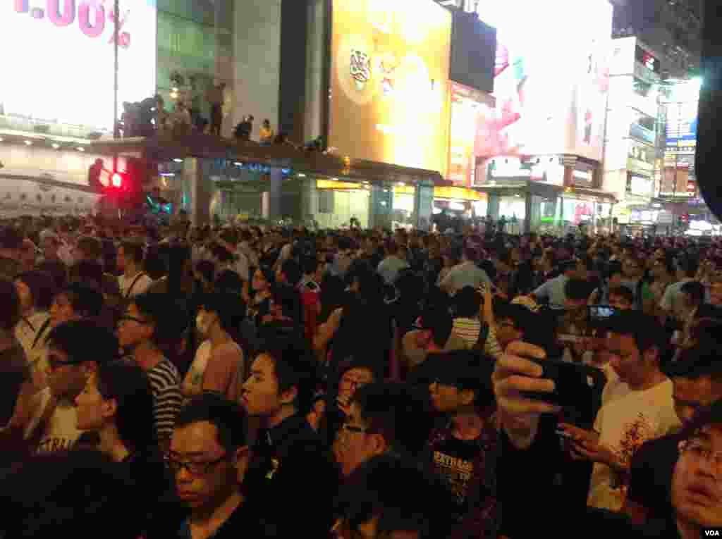 旺角反占中人士踩场与占中示威者冲突(美国之音海彦拍摄)