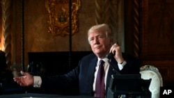 El presidente Donald Trump habla por teleconferencia con tropas desplegadas, el jueves. 