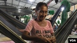 María Centeno hila cabuya en el albergue de Pintolândia, en Boa Vista, Brasil.