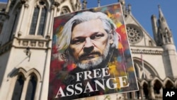 一些抗议者在伦敦高等法院外示威,要求释放维基解密(WikiLeaks)创始人、现年52岁的朱利安·阿桑奇(Julian Assange)(美联社)