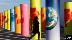 Une participante arrive à la COP21, au Bourget, le 3 décembre 2015.