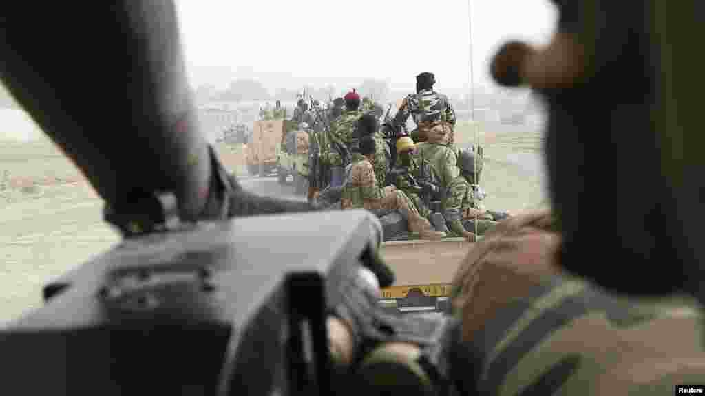 Un cortège de l'armée tchadienne patrouille près de la ligne de front durant la bataille contre le groupe insurgé Boko Haram à Gambaru, le 26 février 2015.