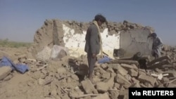 Baada ya shambulizi la angani watu wakipekuwa kifusi kutafuta miili katika jimbo la Al-Jawf , Yemen, Februari 15, 2020. Houthi Media Centre/via REUTERS.