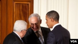 Perundingan Presiden Mahmoud Abbas (kiri) dan PM Benjamin Netanyahu (tengah) yang diprakarsai AS macet karena Israel melanjutkan pembangunan permukiman di Tepi Barat.