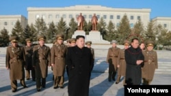 북한 정치국 상무위원회 위원으로 발탁된 리병철이 지난 2015년 1월 김정은 국무위원장의 군부대 방문을 수행했다..