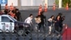 Pasukan keamanan Thailand mengevakuasi orang-orang yang berada di luar pusat perbelanjaan Terminal 21 menyusul baku tembak dengan pria bersenjata pelaku penembakan massal di Nakhon Ratchasima, Thailand, Minggu, 9 Februari 2020. 