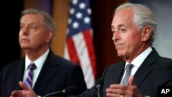 ARSIP - Sen. Bob Corker, R-Tenn., kanan, bersama Sen. Lindsey Graham, R-S.C., berbicara di konferensi pers tentang berbagai upaya untuk mengakhiri perbudakan modern, Kamis, 14 September 2017, di Capitol Hill in Washington, D.C. (foto: AP Photo/Jacquelyn Martin).