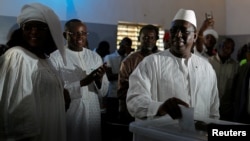 Macky Sall vote à Fatick au Sénégal le 24 février 2019.