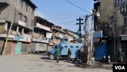 Suasana di wilayah Kashmir yang disengketakan, 8 Februari 2017 (Foto: dok). Polisi dan tentara menutup kota Chadoora di bagian selatan Kashmir, Selasa (28/3).