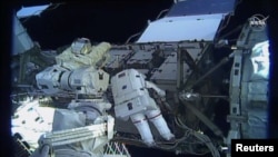 Astronaut AS Jessica Meir di luar stasiun antariksa internasional saat melakukan spacewalk pertama oleh kru perempuan, 18 Oktober 2019. (Foto: NASA via Reuters)