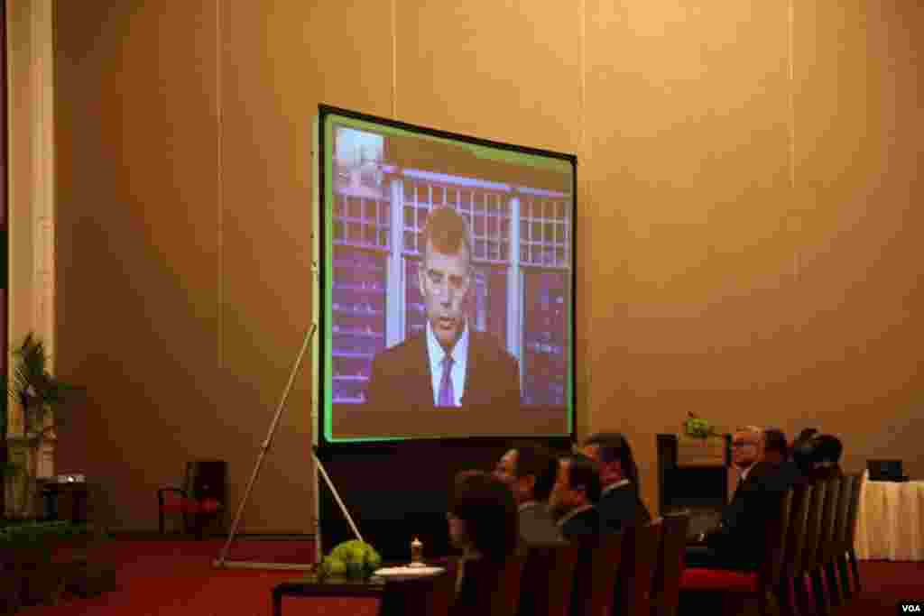 លោក Stephen P. Groff អនុប្រធាន ADB ធ្វលបទបង្ហាញស្តីពីវឌ្ឍនៈភាពនៃភាពជាដៃគូរវាងរដ្ឋាភិបាលនិង ADB តាមរយៈវីដេអូ នៅសណ្ឋាគារសូហ្វ៊ីតែលភ្នំពេញភូគីត្រា កាលពីថ្ងៃទី ០៥ តុលា ២០១៦។ (ទុំ ម្លិះ/VOA)