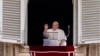 El papa Francisco saluda a los fieles en la Plaza de San Pedro desde una ventana del Vaticano el 9 de junio de 2024.