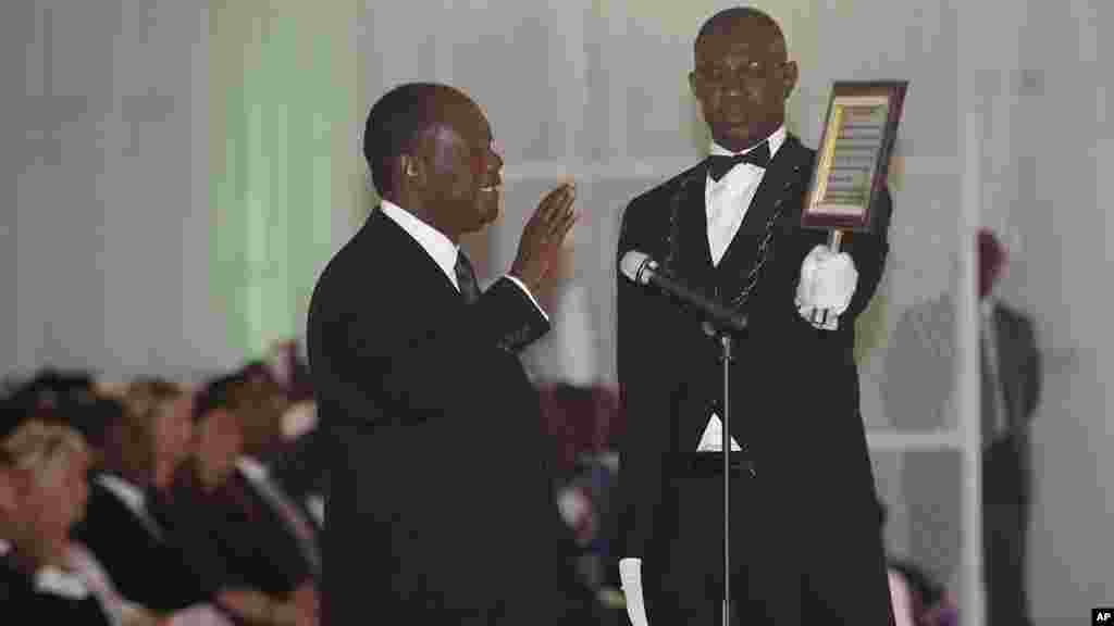 Le président Alassane Ouattara a prêté serment, se succédant à lui-même, après avoir remporté au premier tour l'életion présidentielle en Côte d'Ivoire, 3 novembre 2015.