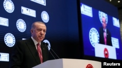 Presiden Turki Recep Tayyip Erdogan menyampaikan pidato di depan para pebisnis dalam sebuah pertemuan di Istanbul, Turki, pada 3 Januari 2022. (Foto: Murat Cetinmuhurdar/Presidential Press Office/Handout via Reuters)