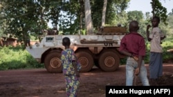 Des enfants observent un véhicule de Casques bleus marocains, à Bangassou en Centrafrique le 14 août 2017.