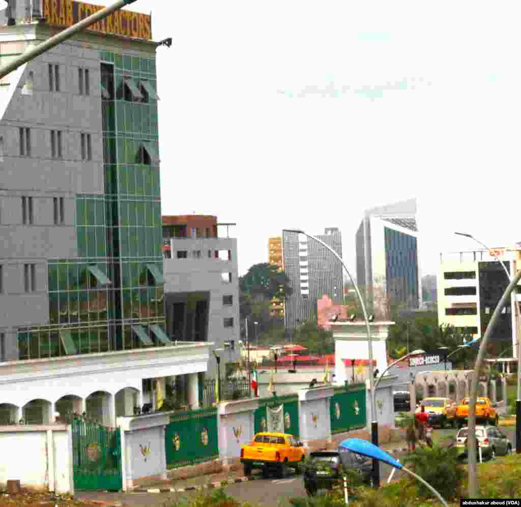 Un quartier d'entreprises et des bâtiments gouvernementaux appelés II Malabo, Guinée équatoriale