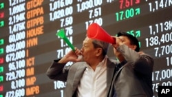 Pedagang di lantai bursa meniup terompet pada hari terakhir perdagangan di Bursa Saham Filipina, Makati, selatan Manila, 29 Desember 2016. (AP Photo/Aaron Favila)
