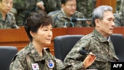 南韓總統朴槿惠(左)近日出席軍方高層會議