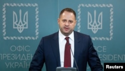 Andriy Yermak, Kepala Staf Presiden Ukraina, menghadiri konferensi pers di Kyiv, pada 12 Februari 2020. (Foto: Ukrainian Presidential Press Service/Handout via Reuters)