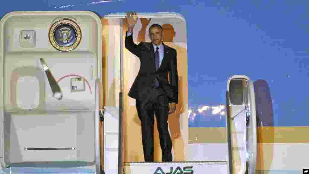 Le président américain Barack Obama salue de la main à son arrivée, mercredi 8 avril 2015, à Palisadoes, à Jamaïque où il descend de son avion l'Air Force One à l'aéroport international Norman Manley.