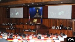 Ruling party members continued to meet at the National Assembly on Wednesday, discussing a draft law on roadways despite a boycott by the opposition.
