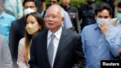 Mantan Perdana Menteri Malaysia Najib Razak meninggalkan Pengadilan Federal di Putrajaya, Malaysia, 23 Agustus 2022. (Foto: REUTERS/Lai Seng Sin)