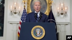 El presidente Joe Biden habla en la Sala de Recepción Diplomática de la Casa Blanca, el jueves 8 de febrero de 2024, en Washington. (Foto AP/Evan Vucci)