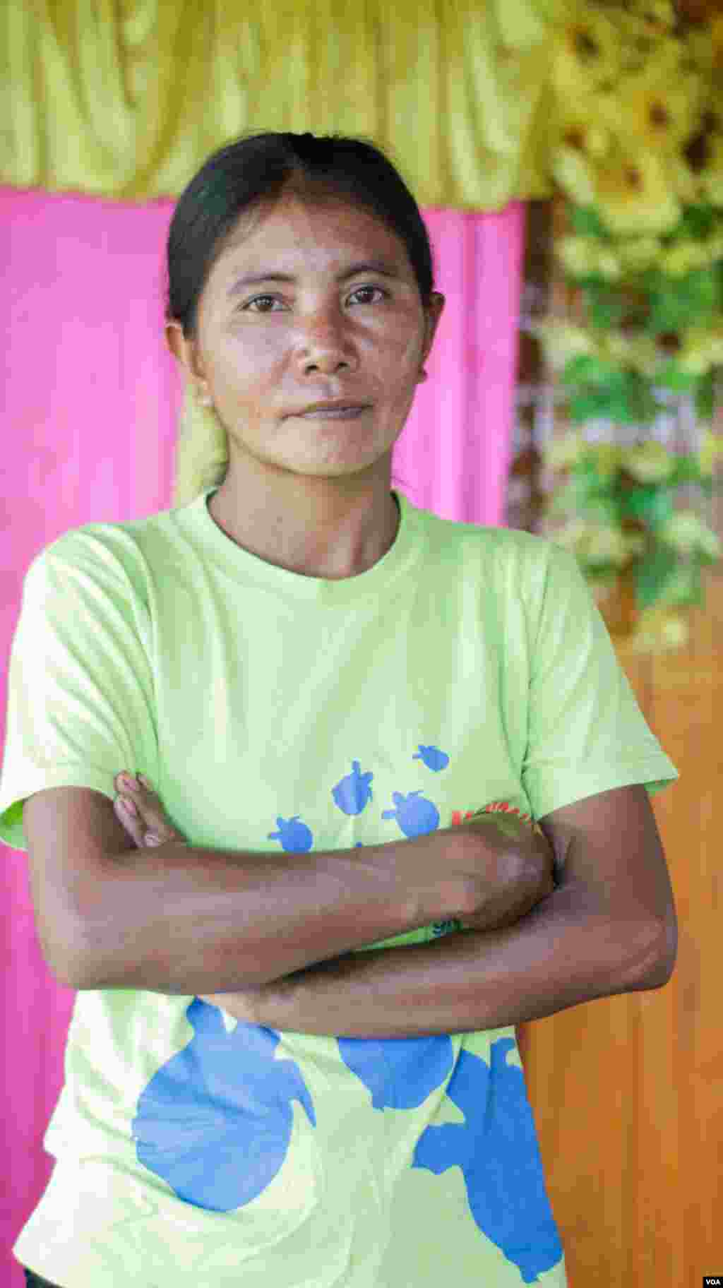 អ្នកស្រី ទៀ សុខណៃ គឺជាឆ្មាំ ឬអ្នកល្បាតសំបុកកន្ធាយ តាមដងទន្លេមេគង្គក្នុងស្រុកសំបូរ ខេត្តក្រចេះ។ ក្រៅពីប្រកបរបរស្រែចំការ អ្នកស្រីស្ម័គ្រចិត្តក្នុងការងារសហគមន៍ ក្នុងការអភិរក្សប្រភេទសត្វកម្រទាំងនោះក្នុងតំបន់ទន្លេមេគង្គ នៅខេត្តក្រចេះ កាលពីថ្ងៃសុក្រ ទី២៥ ខែវិច្ឆិកា ឆ្នាំ ២០១៦។ (ខាន់ សុគុំមនោ/VOA) 