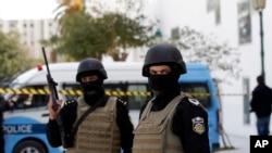 La police devant le musée du Bardo à Tunis (AP Photo/Christophe Ena)