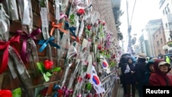 Pendukung pemimpin Korea Selatan yang digulingkan, Park Geun-hye, berkumpul di depan rumah kediamannya di Seoul, Korea Selatan, 27 Maret 2017. 