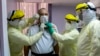 Di Panama, seorang pasien dengan kasus Covid-19 yang dikonfirmasi, dikelilingi oleh tim medis di unit perawatan intensif Rumah Sakit Paitilla di Panama City, 6 Mei 2020. (Foto: AFP)