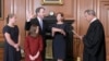 Le président de la Cour Suprême John Roberts procède au serment constitutionnel de Brett Kavanaugh à la Cour suprême à Washington, le 6 octobre 2018.