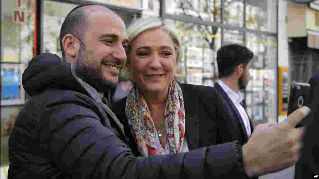 La candidate de l'extrême droite anti-Europe Marine Le Pen pose pour un selfie à Paris, le 24 avril 2017.